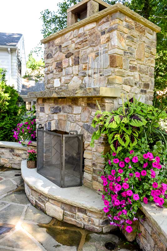 Outdoor fireplace